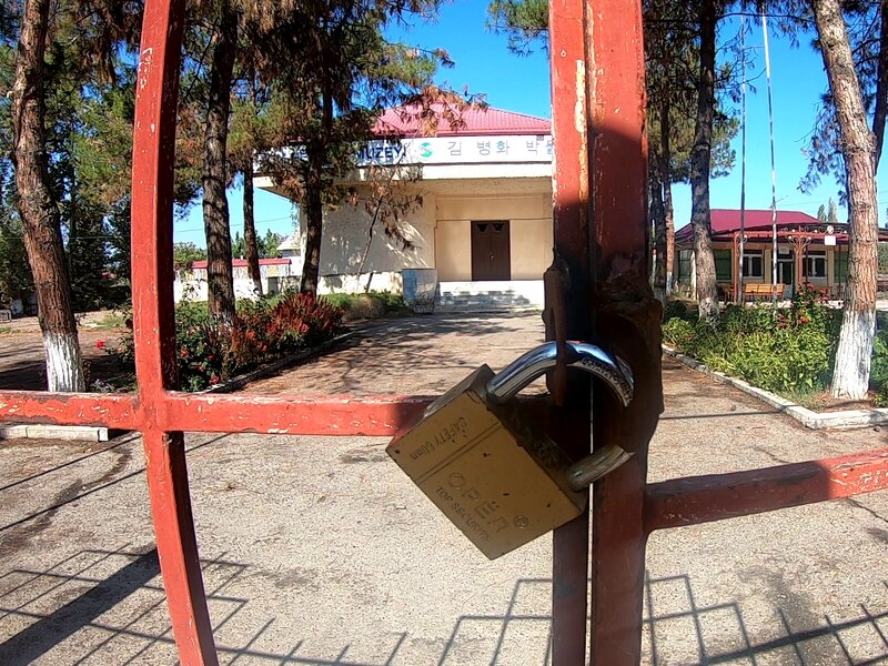 A lock at the museum gate